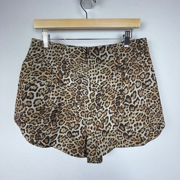 Zara Women's Leopard Print High-Rise Pleated Shorts L – Back Zip Closure - Picture 3 of 7